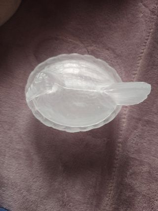 Salero zucarero con forma de gallina de cristal.