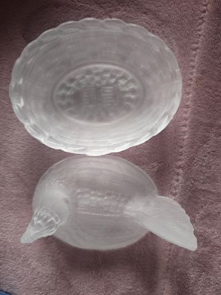 Salero zucarero con forma de gallina de cristal.