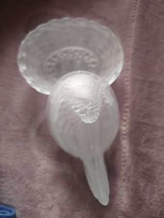 Salero zucarero con forma de gallina de cristal.