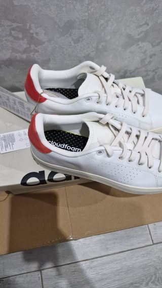 Zapatillas Adidas blancas y rojas