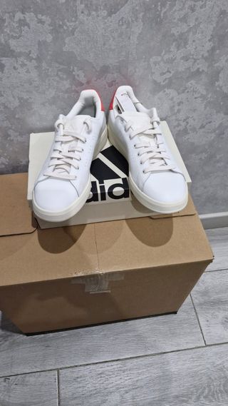 Zapatillas Adidas blancas y rojas