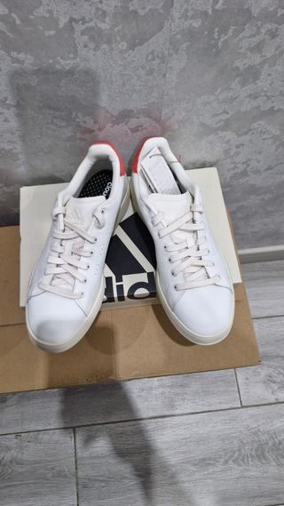 Zapatillas Adidas blancas y rojas