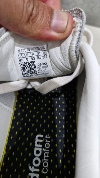 Zapatillas Adidas blancas y rojas