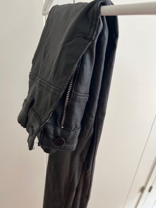 Pantalones cuero negros