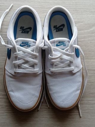 Zapatillas Nike SB blancas y azules