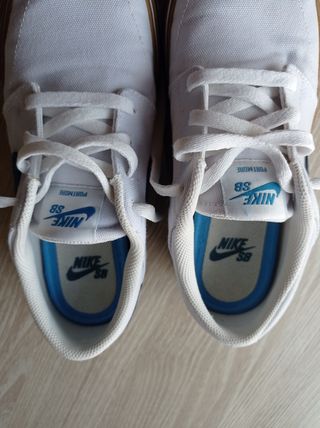 Zapatillas Nike SB blancas y azules