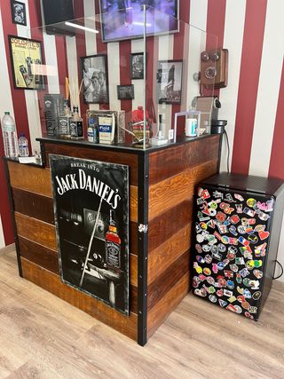 Recepción barbería madera-metal