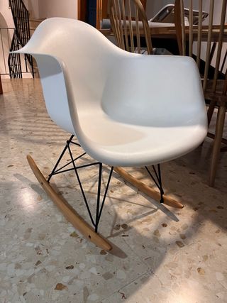Silla mecedora blanca estilo Eames