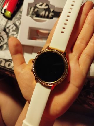 Smartwatch dorado y blanco