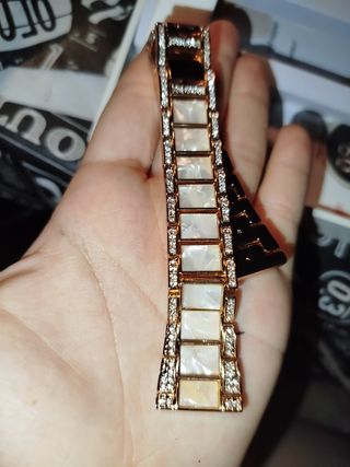 Smartwatch dorado y blanco