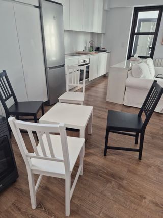 4 sillas Ikea - Blancas y negras