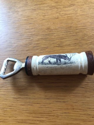 Ceniceros Becara - caza con regalo de abrebotellas