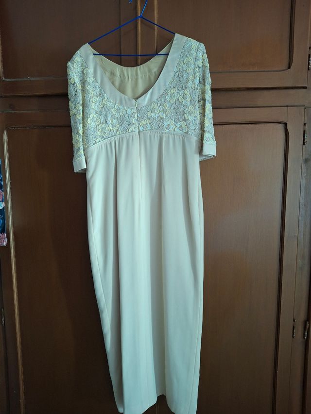 Vestido beige madrina