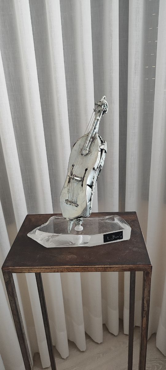 Escultura Violín contemporánea pieza única.