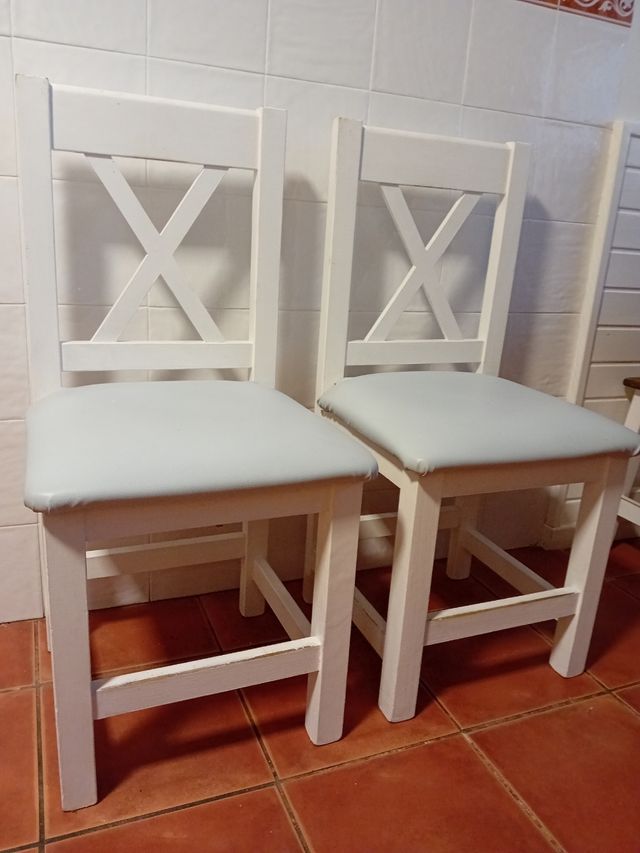 2 sillas madera blancas-asientos azules