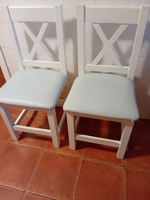 2 sillas madera blancas-asientos azules