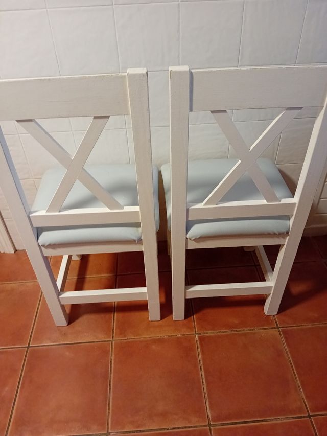 2 sillas madera blancas-asientos azules
