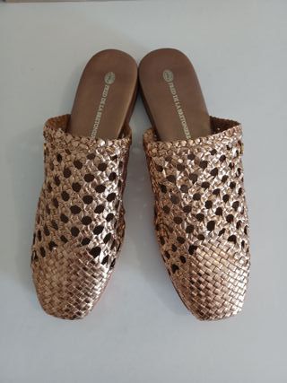 Mules Fred de la Bretoniere doradas, talla 36.5