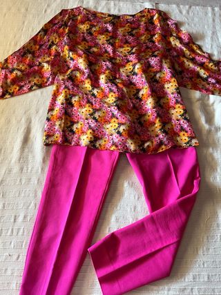 Conjunto blusa estampada y pantalón rosa