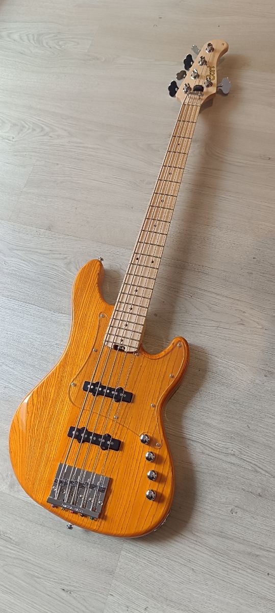 Bajo Cort 5 cuerdas - Impecable