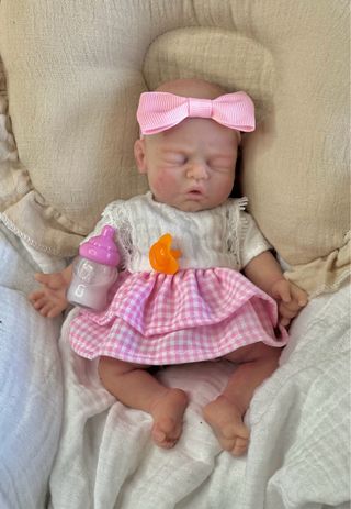 preciosa pequeña Reborn  silicona 