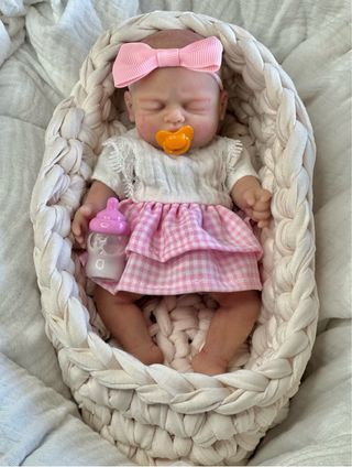 preciosa pequeña Reborn  silicona 