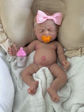 preciosa pequeña Reborn  silicona 