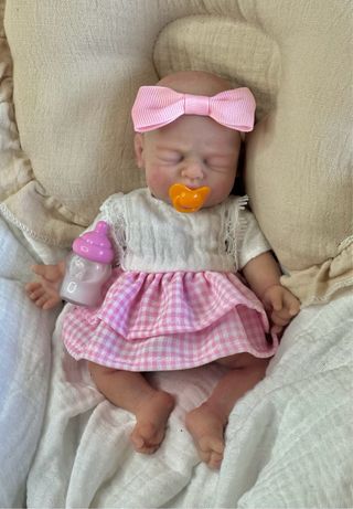 preciosa pequeña Reborn  silicona 