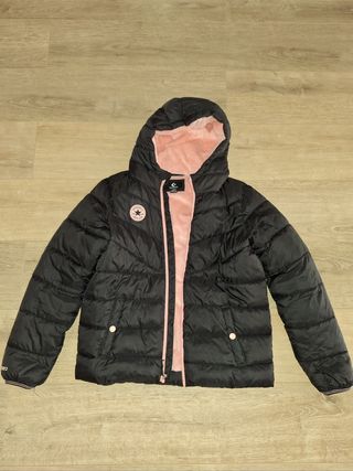 Chaqueta Converse negra y rosa