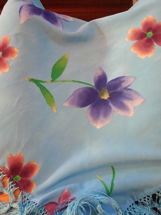 Mantoncillo azul - Flores y flecos .