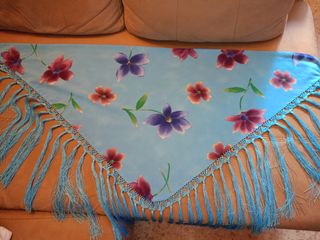 Mantoncillo azul - Flores y flecos .
