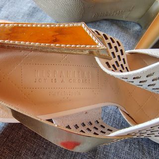 Zapatos Hispanitas beige y dorado