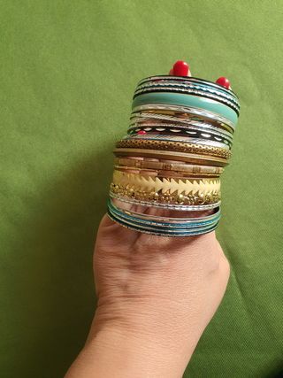 Set di 21 bracciali rigidi. Multicolore