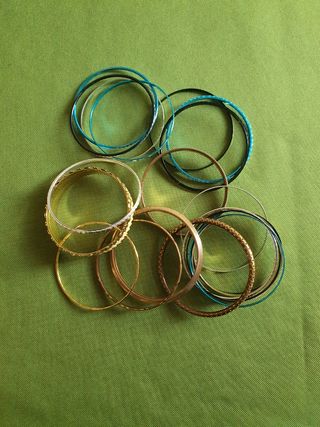 Set di 21 bracciali rigidi. Multicolore