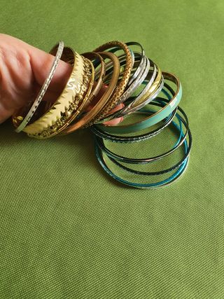 Set di 21 bracciali rigidi. Multicolore