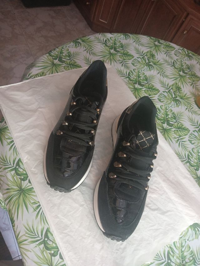 Zapatillas negras con dorado