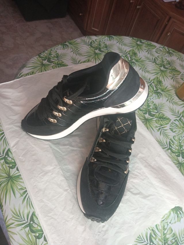 Zapatillas negras con dorado