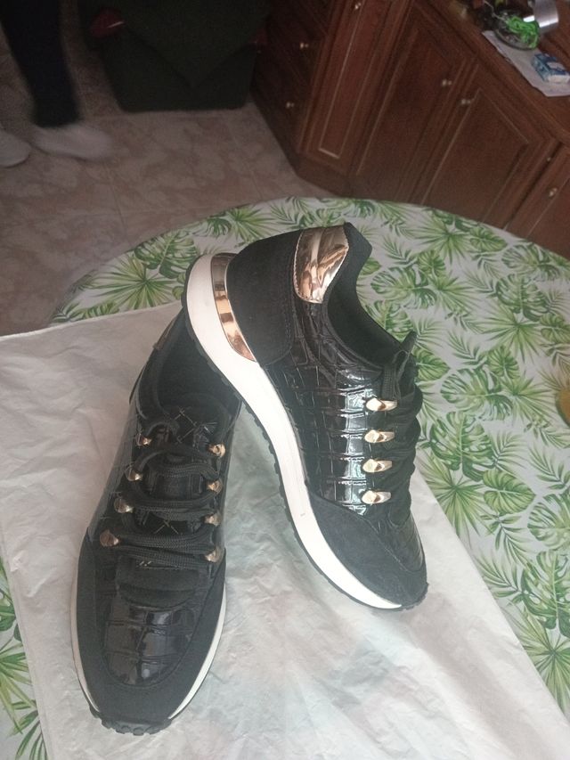 Zapatillas negras con dorado