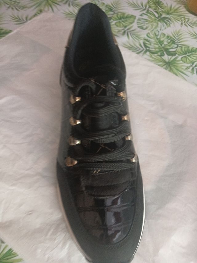 Zapatillas negras con dorado