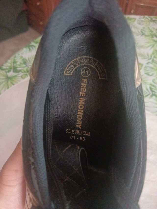 Zapatillas negras con dorado