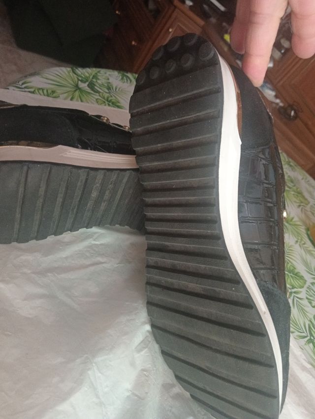 Zapatillas negras con dorado