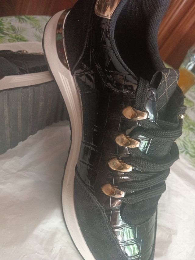 Zapatillas negras con dorado