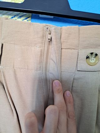 Pantalones 7/8 talle alto beige acampanados