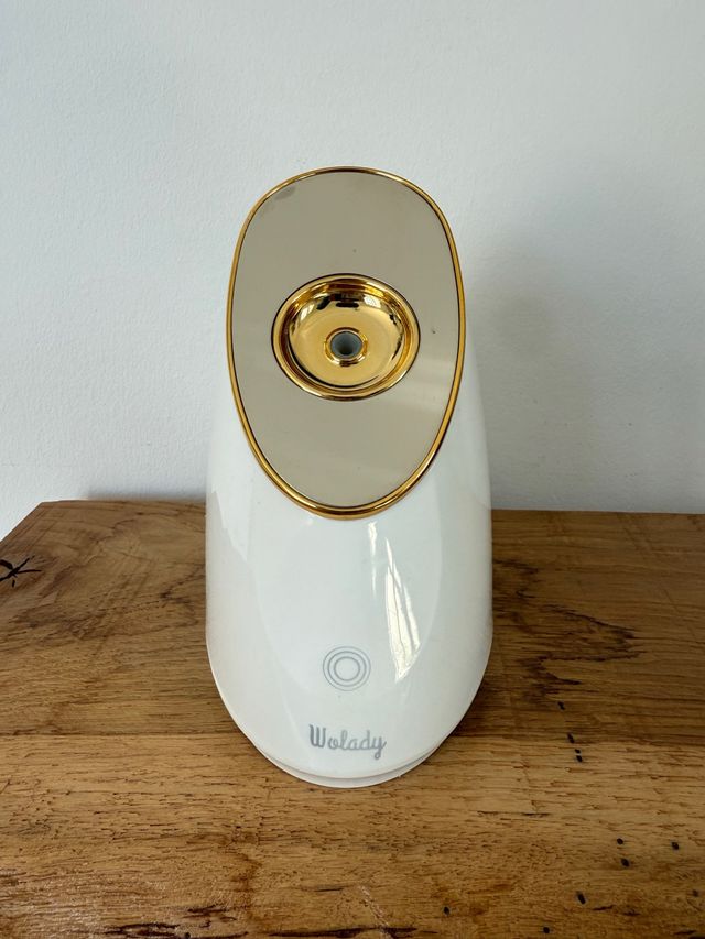 Vaporizador facial Wolady blanco y dorado.