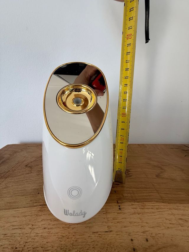 Vaporizador facial Wolady blanco y dorado.