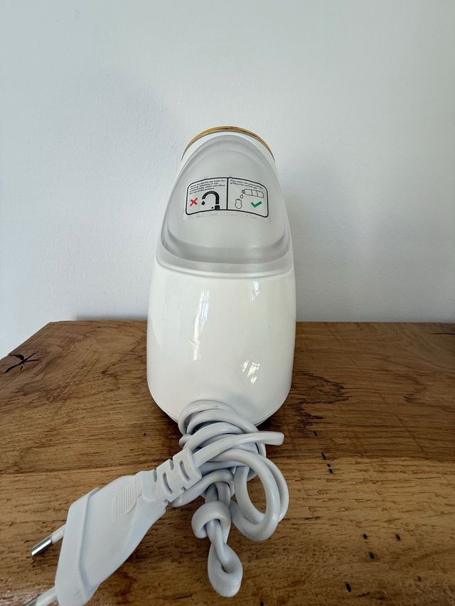 Vaporizador facial Wolady blanco y dorado.