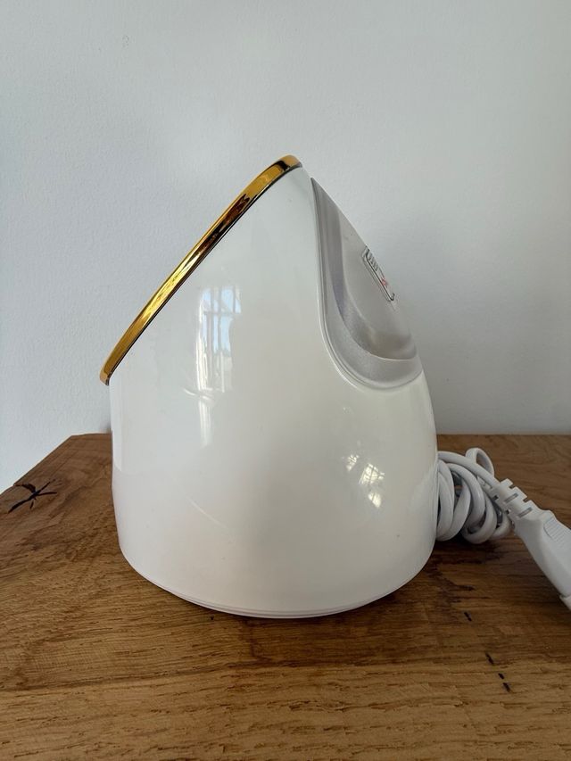 Vaporizador facial Wolady blanco y dorado.