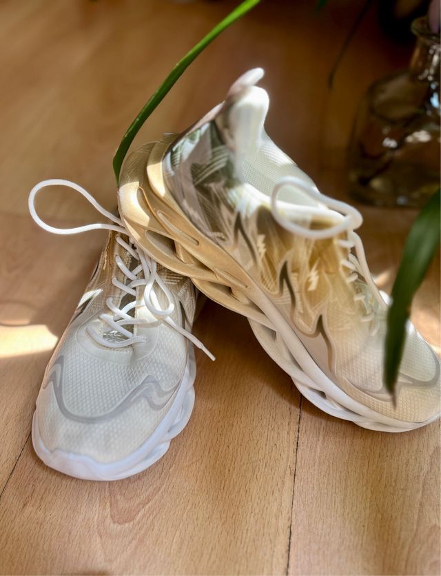 Zapatillas deportivas doradas y blancas No 40