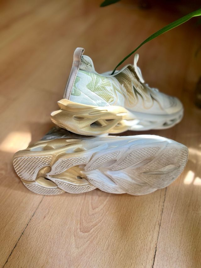 Zapatillas deportivas doradas y blancas No 40