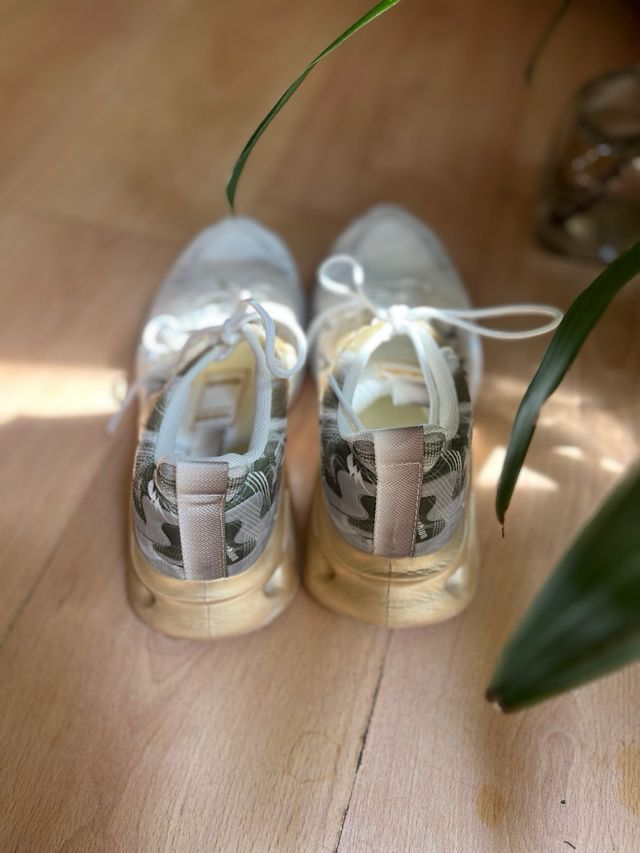 Zapatillas deportivas doradas y blancas No 40